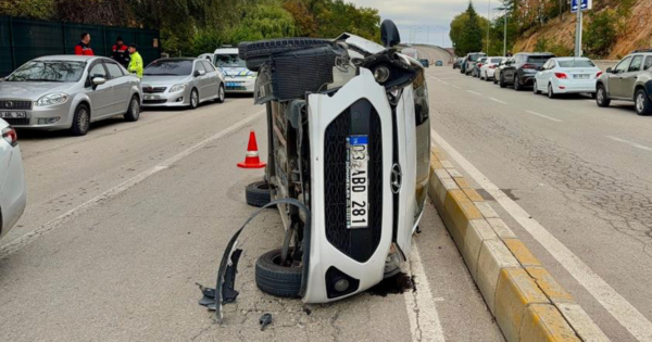 Devrilen otomobilden şans eseri burnu bile kanamadan çıktı
