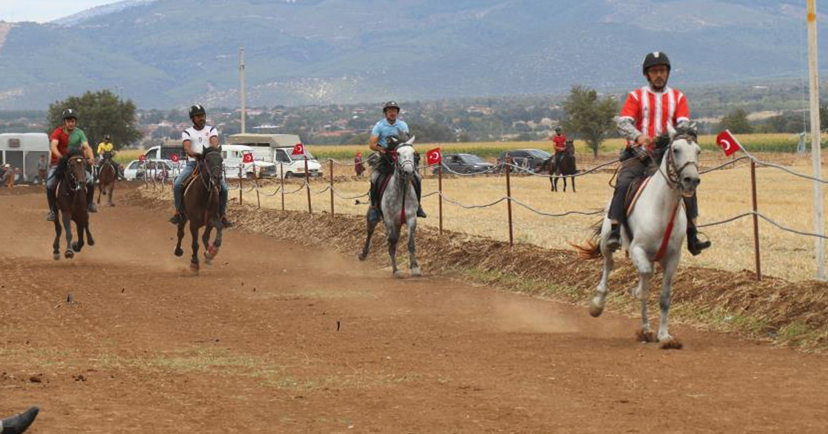 Kızılcabölük Rahvan At Yarışları'nda kıyasıya rekabet yaşandı
