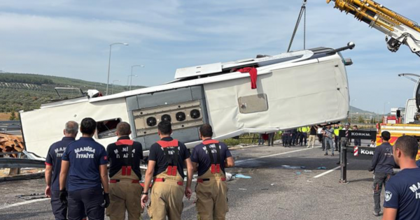Manisa’daki feci kazada araçlar çekiciyle kaldırılıyor 