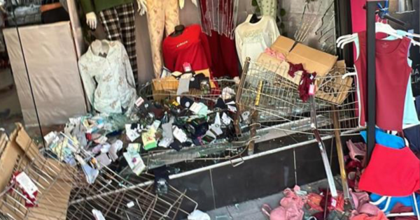 Kontrolden çıkan otomobil çarşıyı birbirine kattı