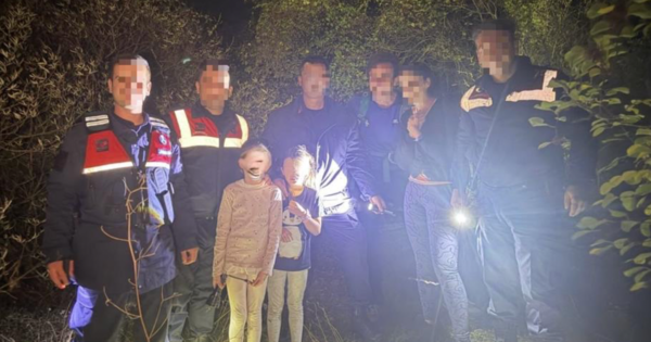 Kaybolan aileyi jandarma ekipleri kurtardı