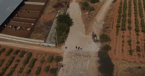 Çal’da çöplük yoluna kilitli parke taşı