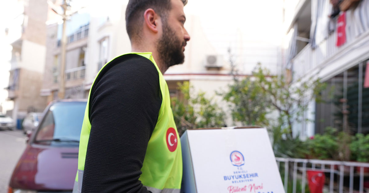 Online gıda kolisi desteğini sürdürüyor